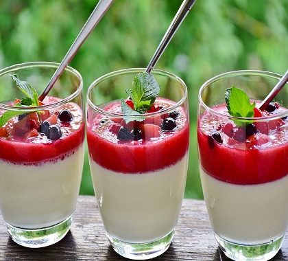 Panna cotta au chocolat blanc et son coulis de framboises