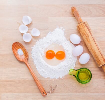 farine avec des œufs et sel