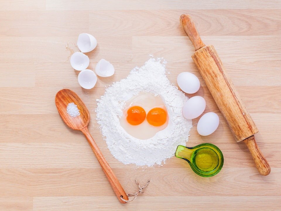 farine avec des œufs et sel