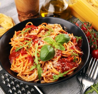 plat spaghetti bolonaise avec de la sauce tomate