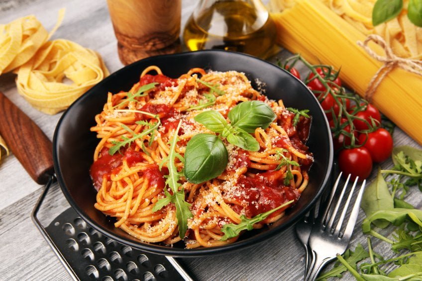 plat spaghetti bolonaise avec de la sauce tomate