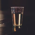 Verres en plastique : guide des tailles et des contenances en cl Verres en plastique : guide des tailles et des contenances en cl Les verres jetables en plastique sont un choix incontournable pour une multitude d'occasions, des pique-niques en plein air aux fêtes animées. Leur praticité, leur légèreté et leur résistance à la casse en font une alternative aux gobelets en verre traditionnels. Avec la large gamme de taille et de contenance disponible, choisir le bon verre jetable plastique est délicat. Pour choisir le parfait gobelet en plastique incassable et réutilisable, répondez à la question combien de cl dans un verre en plastique. Présentation du verre jetable en plastique Le verre jetable plastique est indispensable pour boire son cocktail, son vin ou son café lors des fêtes ou pour un usage quotidien. Durant l'organisation d'une réception, une question pertinente se pose toujours : combien de cl dans un verre en plastique ? Pour faire le bon choix, découvrez ici la gamme de gobelets en plastique transparent et passez commande. Vous trouverez une large gamme de prix, ainsi que les avis des utilisateurs. Les avantages d'utiliser des verres jetables en plastique Les gobelets en plastique jetables avancent une multitude d'avantages, comme toute vaisselle réutilisable, faisant d'eux des choix de couverts attrayants : praticité : leur légèreté et leur facilité de manipulation en font des options idéales pour servir rapidement et efficacement des boissons à un grand nombre de personnes ; polyvalence : ils sont disponibles dans une variété de tailles et de formes pour répondre à divers besoins. À chaque occasion, son verre jetable plastique, que ce soit pour servir des boissons chaudes ou froides, des cocktails ou des boissons rafraîchissantes ; hygiène : ils présentent une solution hygiénique pour servir des boissons, ils réduisent le risque de contamination croisée et facilitent le nettoyage après utilisation ; sécurité : incassables, ils ne risquent pas de vous blesser. Ces gobelets réutilisables montrent une résistance aux chocs qui les rend adaptés à un emploi en extérieur ; économie : le prix du verre réutilisable est plus abordable que celui du jetable. Faites-vous livrer plusieurs pièces et gardez en stock pour les prochains événements ; confort de transport et de livraison : ils sont légers et faciles empiler. Rangez avec les serviettes dans des boîtes, une valise de transport, un carton ou des sacs, qu’importe le nombre de pièces. Quand vous envoyez le colis, ne les mettez pas pour autant dans une même boîte avec les bouteilles ou d’autres accessoires, etc. Les différents type de verres en plastique Le verre jetable plastique est un compagnon indispensable dans une multitude de situations. Laissez toujours plusieurs pièces en stock pour une utilisation future. Sa fabrication dans différents types de plastique transparent ou blanc le rend adapté à une variété d'usages. Quels sont les différents type de verres en plastique et combien de cl dans un verre en plastique ? Verres à eau Les verres à eau en plastique sont de taille moyenne, proposant une contenance généreuse pour étancher la soif ou boire du café. Leur design simple et fonctionnel en fait des alliés parfaits pour les repas quotidiens en famille ou pour les événements en plein air. Verres à vin Les amateurs de vin apprécieront les verres à vin en plastique, disponibles dans une gamme de tailles pour répondre à différentes préférences de dégustation. Faits en plastique transparent ou blanc, le verre à vin est une solution élégante aux verres traditionnels ou en carton, tout en étant réutilisable. Verres à cocktails Les verres à cocktails en plastique se déclinent dans une multitude de formes et de tailles pour correspondre à chaque recette de cocktail. Que ce soit pour un mojito rafraîchissant ou un martini classique, ce gobelet transparent ou blanc est incassable et est parfait pour servir vos créations avec style. Verres à bière Les amateurs de bière trouveront leur bonheur parmi les verres en plastique, disponibles à moindre prix dans des formats adaptés à chaque type de bière, comme la pinte jetable ou le gobelet incassable. Ils fournissent une alternative pratique et légère aux modèles en verre jetable. Autres types de verres spécialisés En plus des types de verres mentionnés ci-dessus, d'autres options spécialisées en plastique sont à considérer, comme les verres à champagne incassables et réutilisables, les verres à flûte ou les bouteilles plastiques avec bouchon. Les tailles courantes et leurs contenances en cl Les verres en plastique sont disponibles dans une variété de taille, de diamètre et de contenance pour répondre à une multitude de besoins et d'occasions. L'unité de mesure pour la capacité des verres en plastique est le centilitre (cl). Demandez-vous toujours combien de cl dans un verre en plastique afin de bien préparer votre fête. Petit format Les verres de petit format de 5 à 6 cl sont parfaits pour servir des boissons fortes telles que des shots ou des shooters lors de fêtes ou d'événements festifs. Leur petite contenance agrée de déguster des boissons concentrées en une seule gorgée. Verres standards Les verres standards en plastique ont une taille de 20 à 25 cl. Ils sont polyvalents et conviennent à une variété de boissons, des sodas aux cocktails. Leur capacité moyenne vous agrée de servir des portions généreuses sans excès, idéales pour les repas ou les occasions décontractées. Grand format (pinte, grande tasse) Les verres de grand format, de 40 à 50 cl, sont parfaits pour les amateurs de boissons rafraîchissantes telles que la bière ou les boissons gazeuses. La grande contenance de la pinte et de la grande tasse sert à profiter de boissons en quantité plus importante pendant les événements en plein air ou les soirées entre amis. Tailles spécifiques à certains types de boissons Certains types de boissons nécessitent une taille et un diamètre particuliers de gobelets jetables pour une expérience de dégustation optimale. Par exemple, les verres à champagne en plastique sont disponibles à hauteur de 15 à 20 cl.