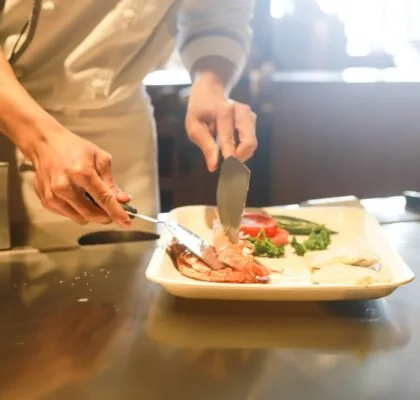 chef qui prépare un plat