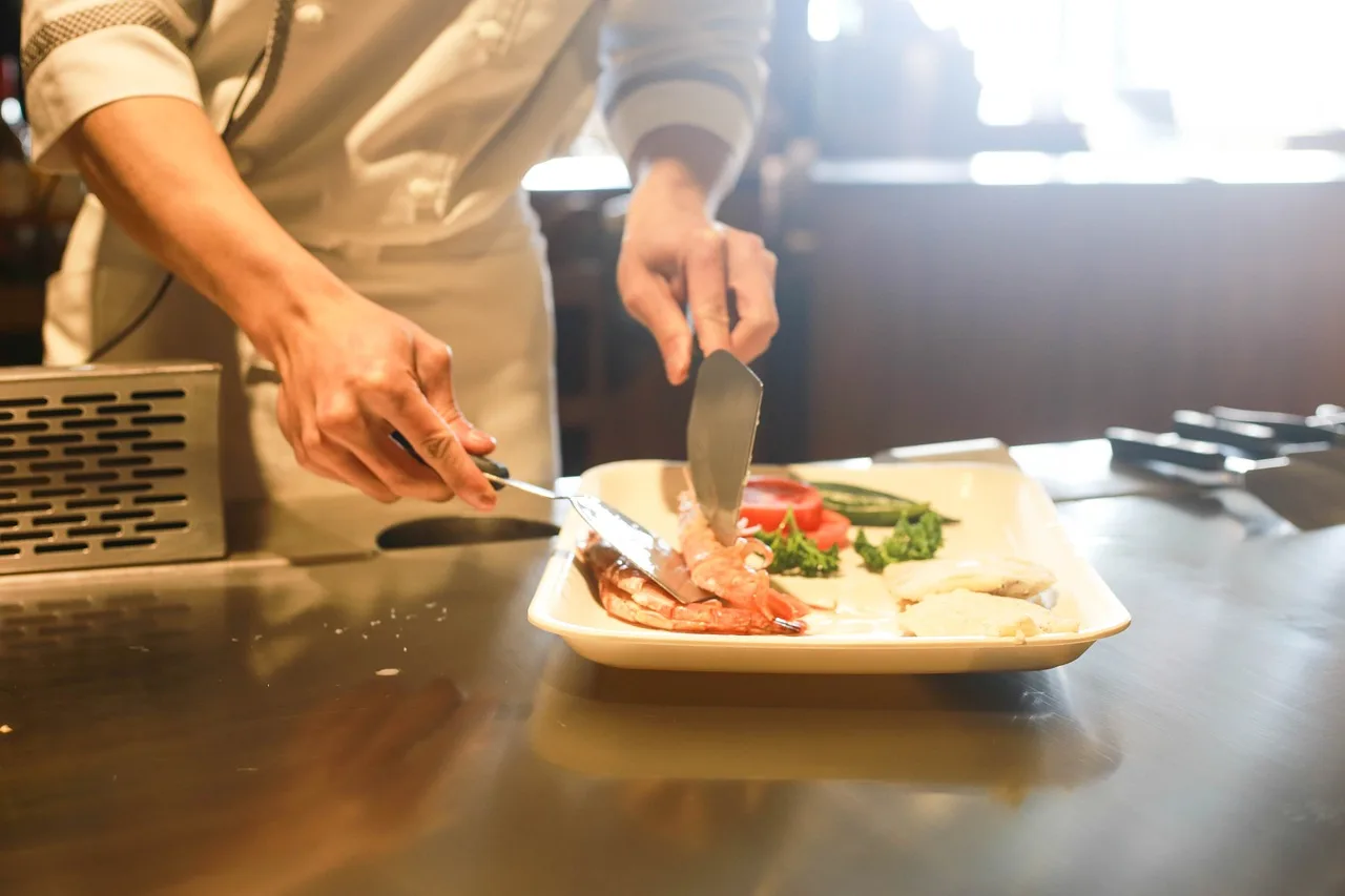 chef qui prépare un plat