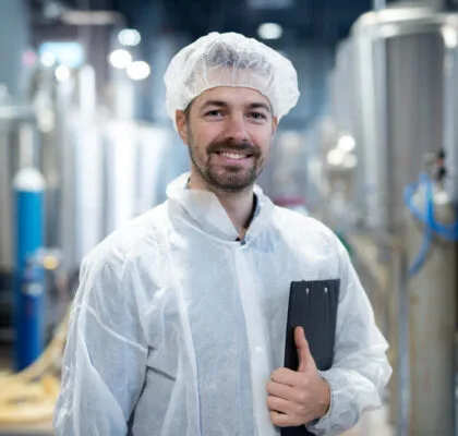 Les coulisses d’une usine de charcuterie : entre tradition et modernité