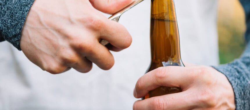 Comment ouvrir une bouteille sans tire-bouchon : 8 méthodes pratiques