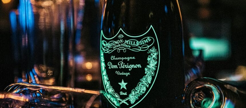 Champagne Dom Pérignon : histoire, cuvées, prix et secrets d’une icône millésimée
