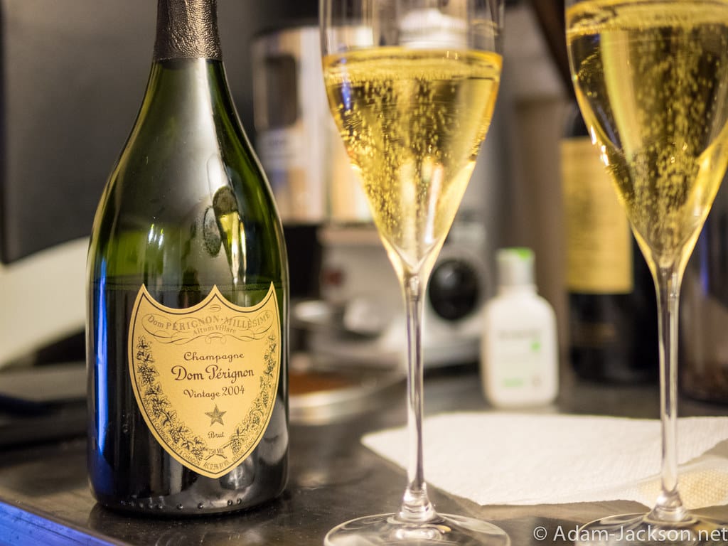 Champagne Dom Pérignon : histoire, cuvées, prix et secrets d’une icône millésimée Champagne Dom Pérignon vintage 2004 ©AdamChandler86