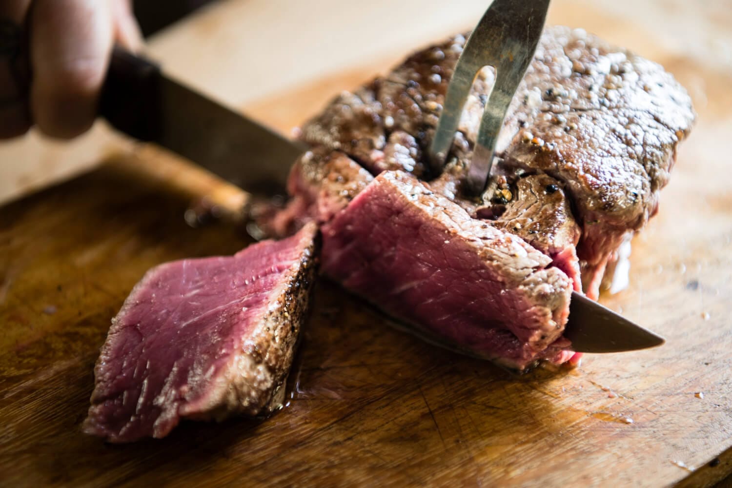 Picanha : le trésor de la cuisine brésilienne pour votre barbecue Découpe de la picanha contre le sens des fibres