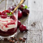 Soupe de cerises et crème fouettée à la cannelle : un dessert fruité et rafraîchissant Soupe de cerises, crème fouettée à la cannelle