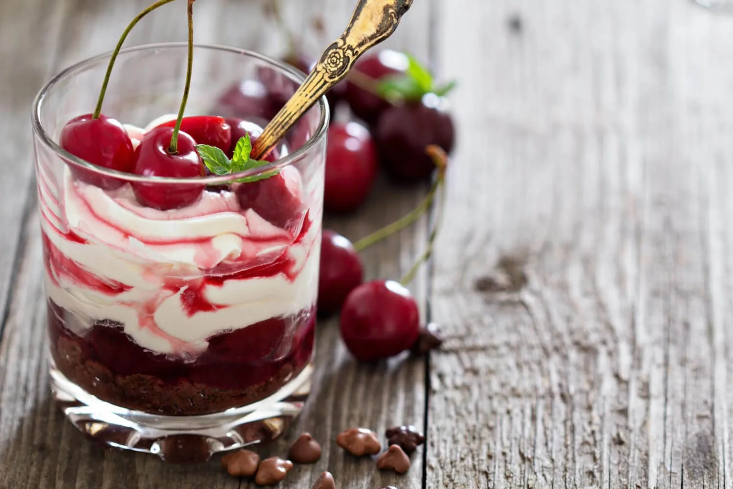 Soupe de cerises et crème fouettée à la cannelle