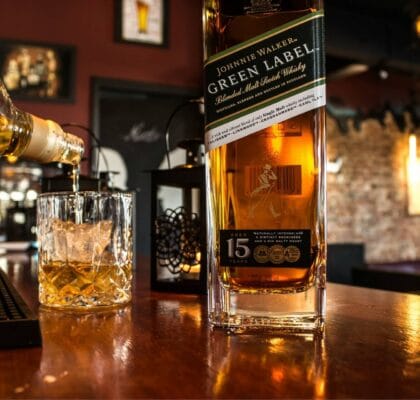 Comment les maîtres distillateurs réussissent-ils à créer des spiritueux aux arômes uniques ?