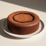 5 étapes pour réussir de Recette facile gateau au chocolat Magnifique gâteau au chocolat sur une assiette, prêt à être dégusté. Idéal pour une recette facile de gateau au chocolat.
