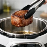Filet mignon au Cookeo en 5 étapes simples Filet mignon au Cookeo : un morceau de bœuf doré et épais est délicatement placé dans la cuve d'un autocuiseur moderne.