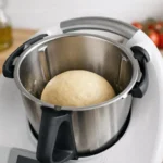 Préparer sa pâte à pizza au Thermomix: une pâte moelleuse et réussie pour vos pizzas maison.
