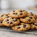 Appétissants cookies faciles sans oeufs vegan dorés et fondants sur une grille, prêts en 30 minutes.
