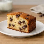 Gâteau yaourt pépites chocolat moelleux sur une assiette, parfait pour une recette réussie.