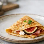 Délicieuse crêpe salée avec garniture originale sur assiette. Découvrez notre idée garniture crêpe salée originale.