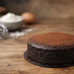 Magnifique gâteau au chocolat inratable pour débutant, simple et réussi, sur une planche de bois dans une cuisine lumineuse.