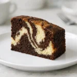 Recette gâteau marbré chocolat vanille ultra moelleux, une tranche parfaite révélant ses délicieux tourbillons.