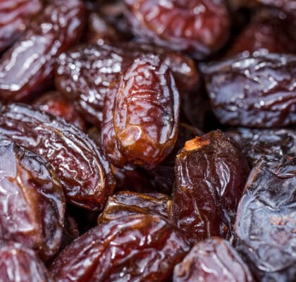 Les dattes font **partie** des fruits qui commencent par la lettre D