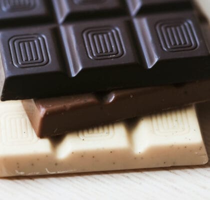 Tablette de chocolat noir, de chocolat au lait et de chocolat blanc