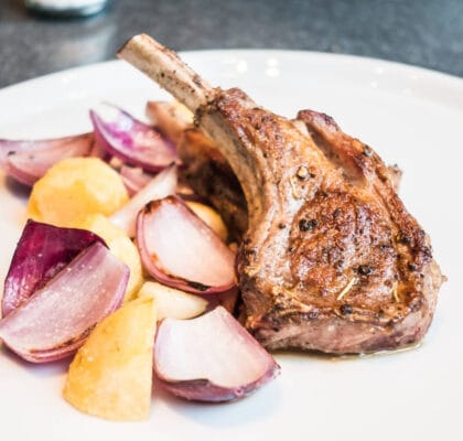 Épaule d'agneau confite au miel, citron et romarin