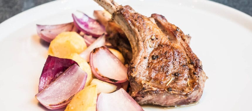 Épaule d’agneau confite au miel, citron et romarin