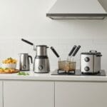 Sélection de friteuses sans huile modernes sur un comptoir, avec des frites, pour vous aider à savoir quelle friteuse sans hu