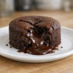 Gâteau au chocolat fondant rapide micro-ondes sur assiette blanche
