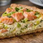 Quiche saumon frais poireaux fait maison, tranche de quiche avec saumon et poireaux.