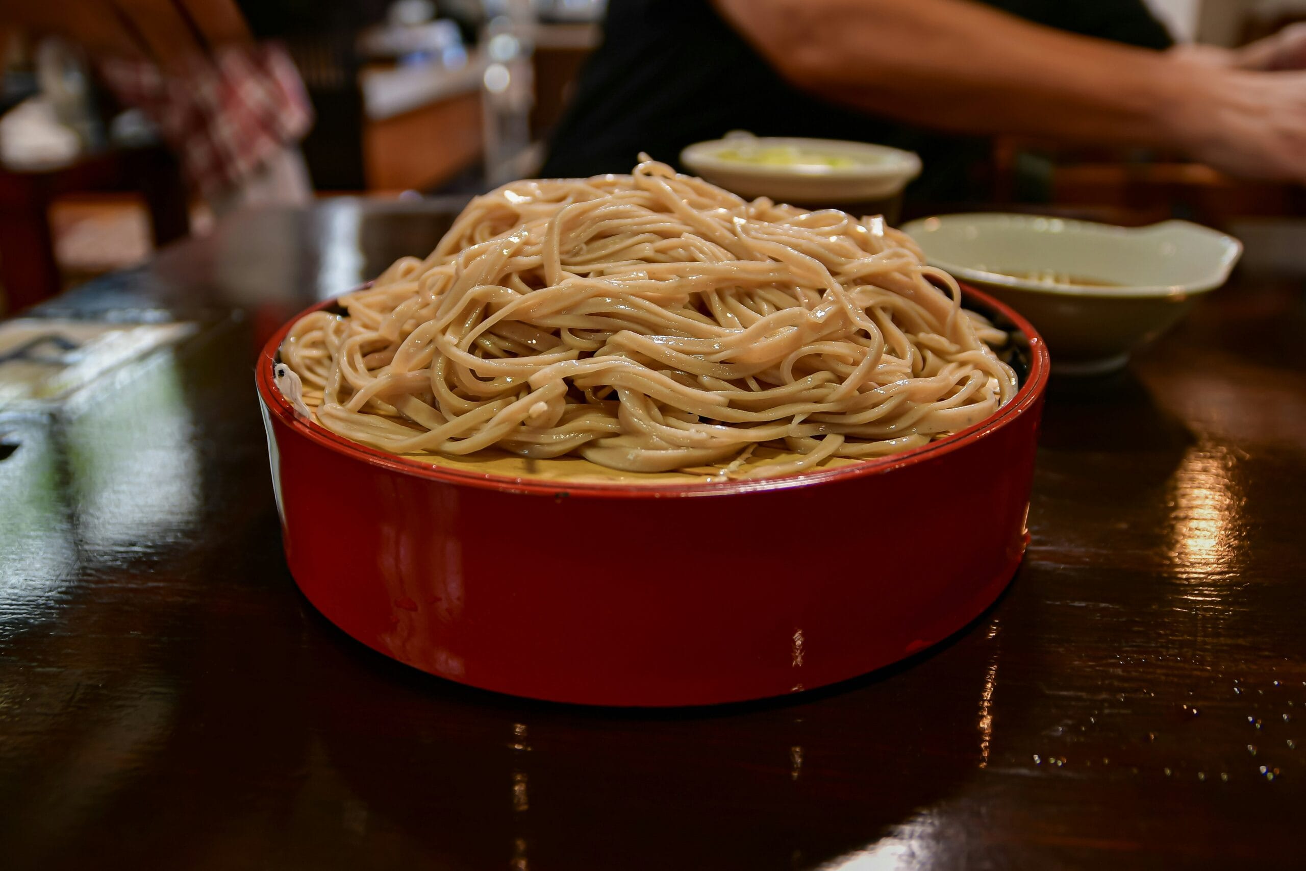 Ingrédients traditionnels de la garde-manger japonaise disposés sur une table en bois à la lumière naturelle, incluant d...