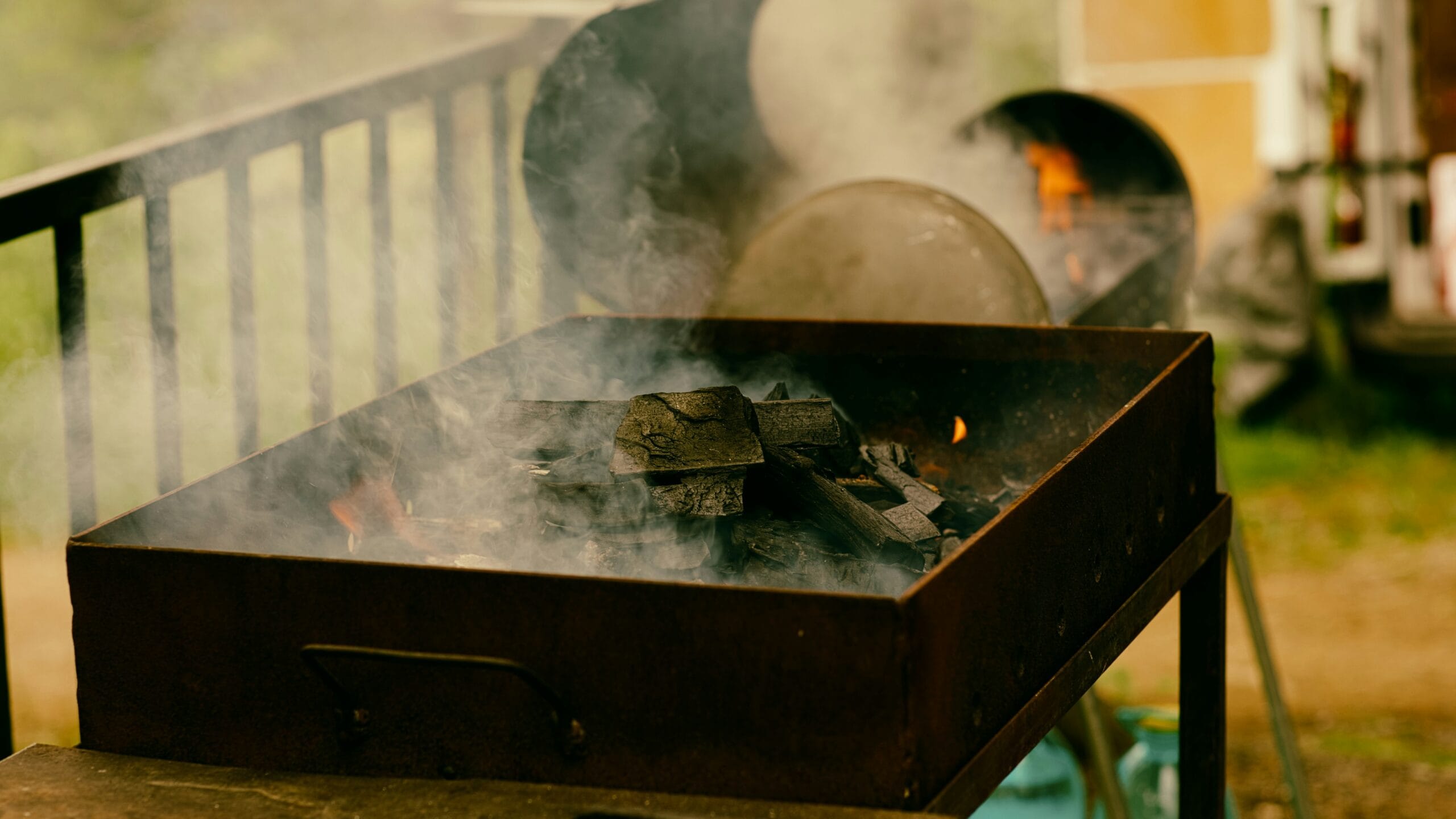 Cuisson de gaufres avec vapeur s'élevant du gaufrier.