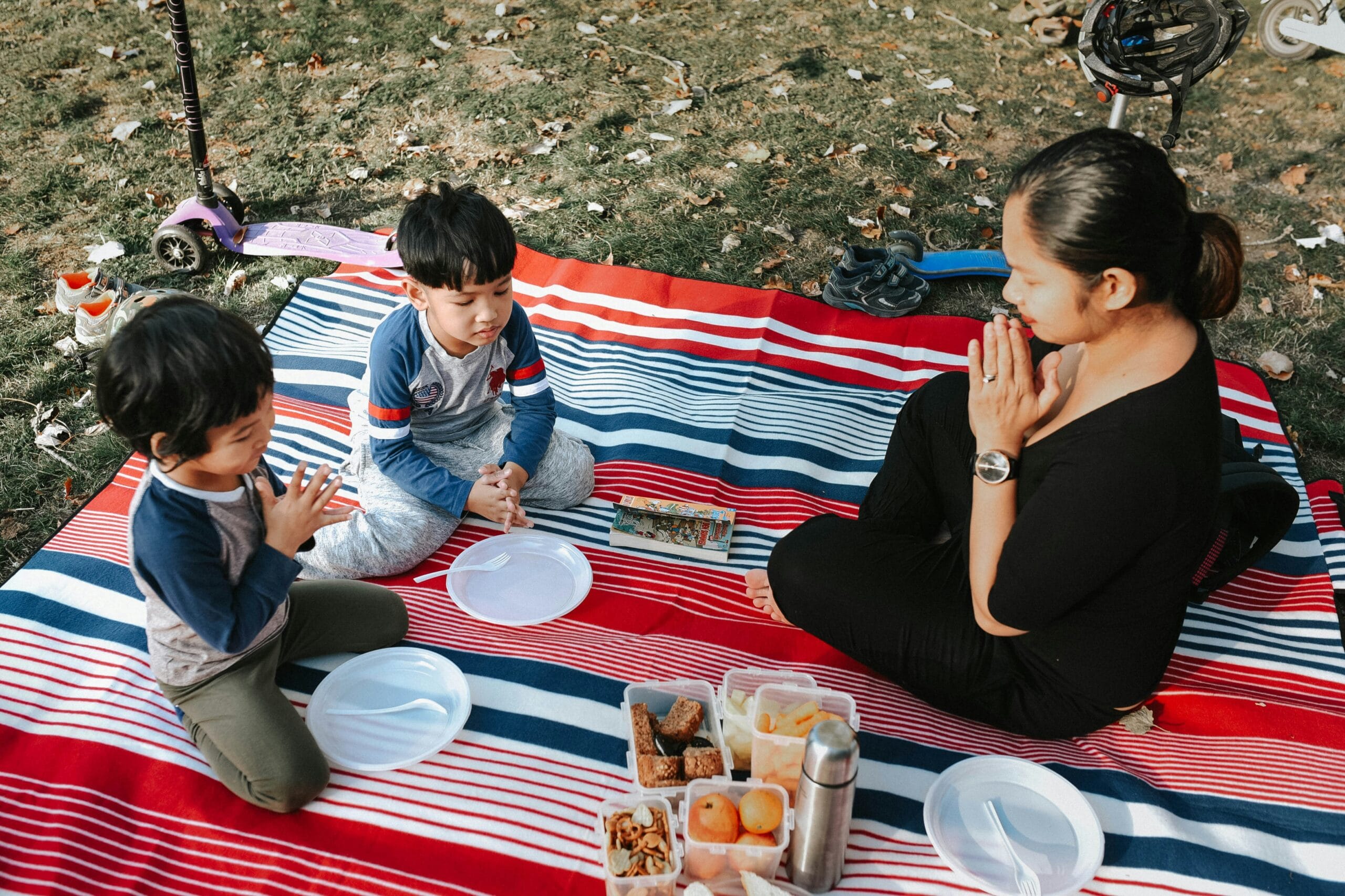 Une famille savourant des gaufres ensemble à la table du petit-déjeuner.