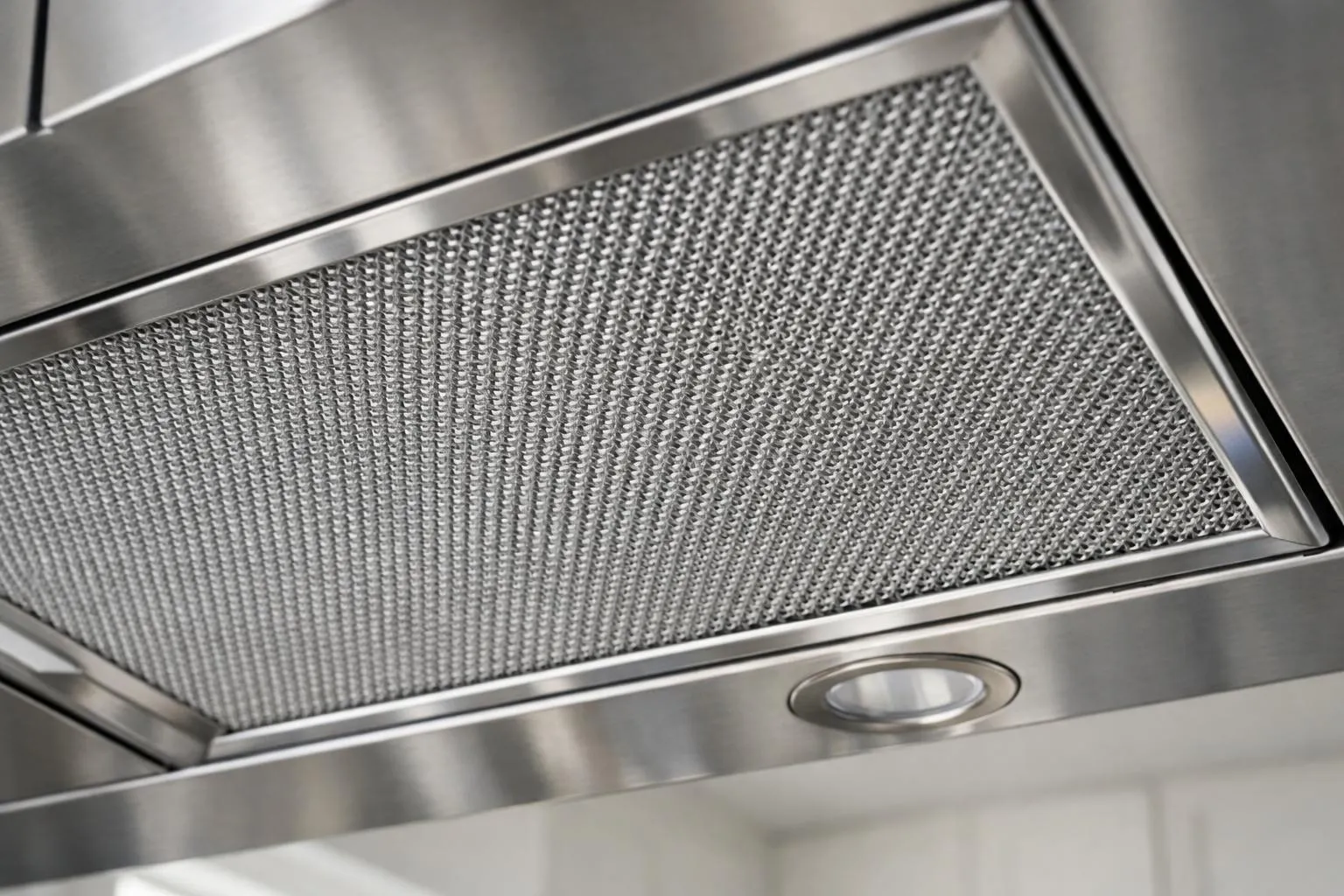 Grille métallique grise brillante sur un fond flou.