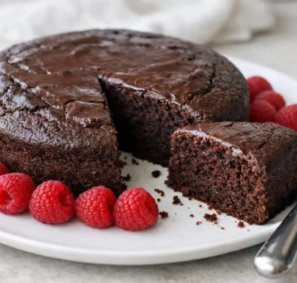 Gâteau original facile au chocolat avec framboises fraîches, prêt à servir